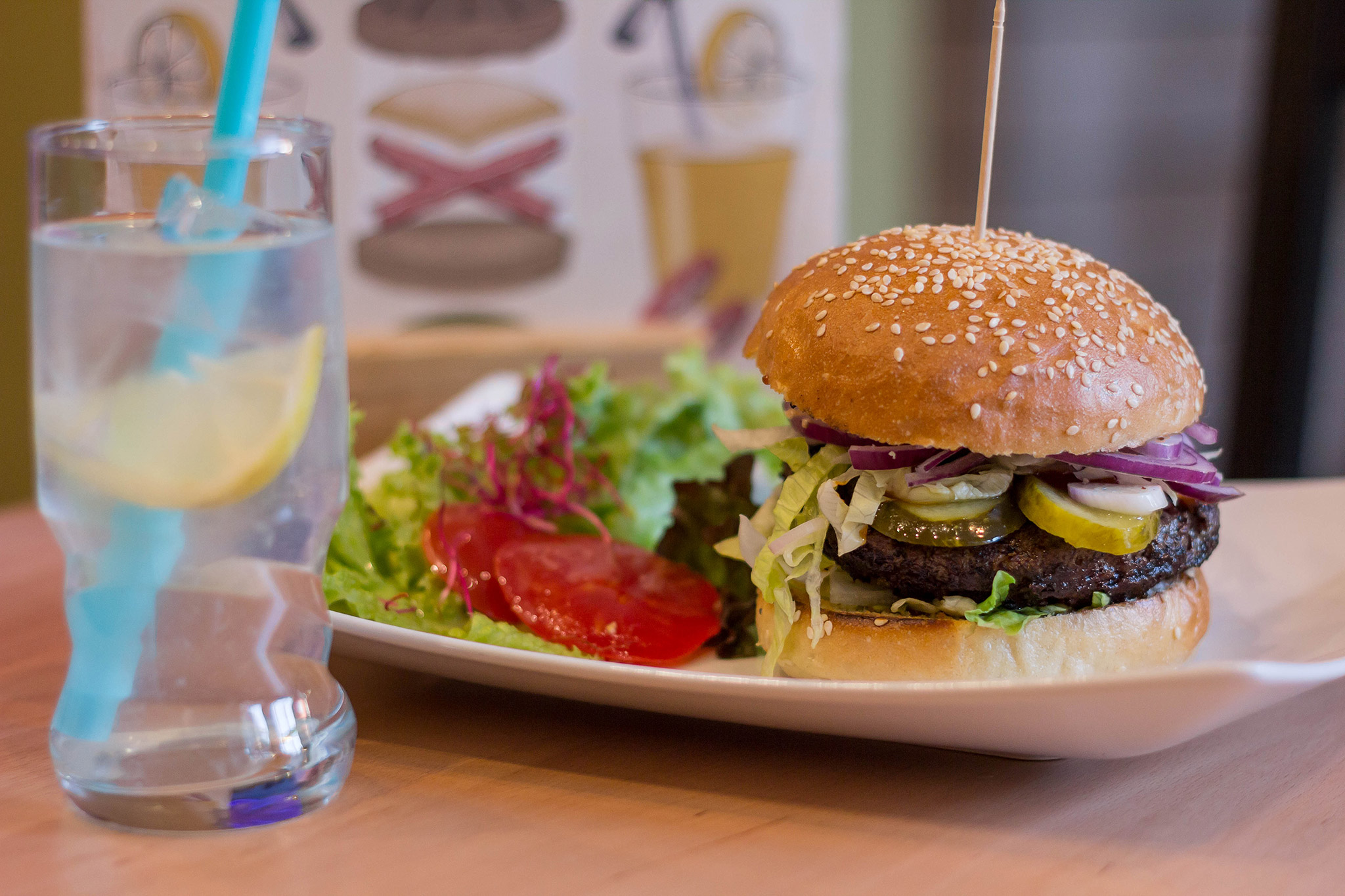 Burgerglück Classic mit Salat und Limonade