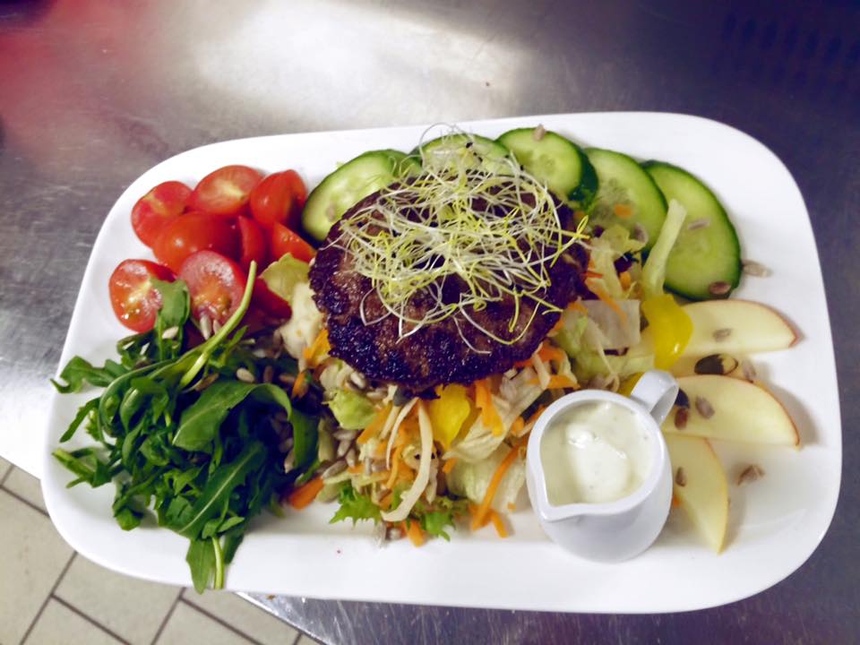 Heute unser Salat mit Beef-Patty. Regional, Saisonal und Frisch...