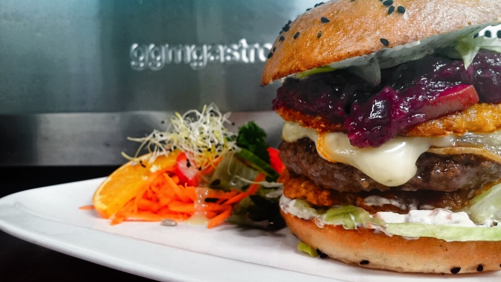 Hamburger mit Rösti Talern, Orangen-Creme-Fraiche und Apfelrotkohl